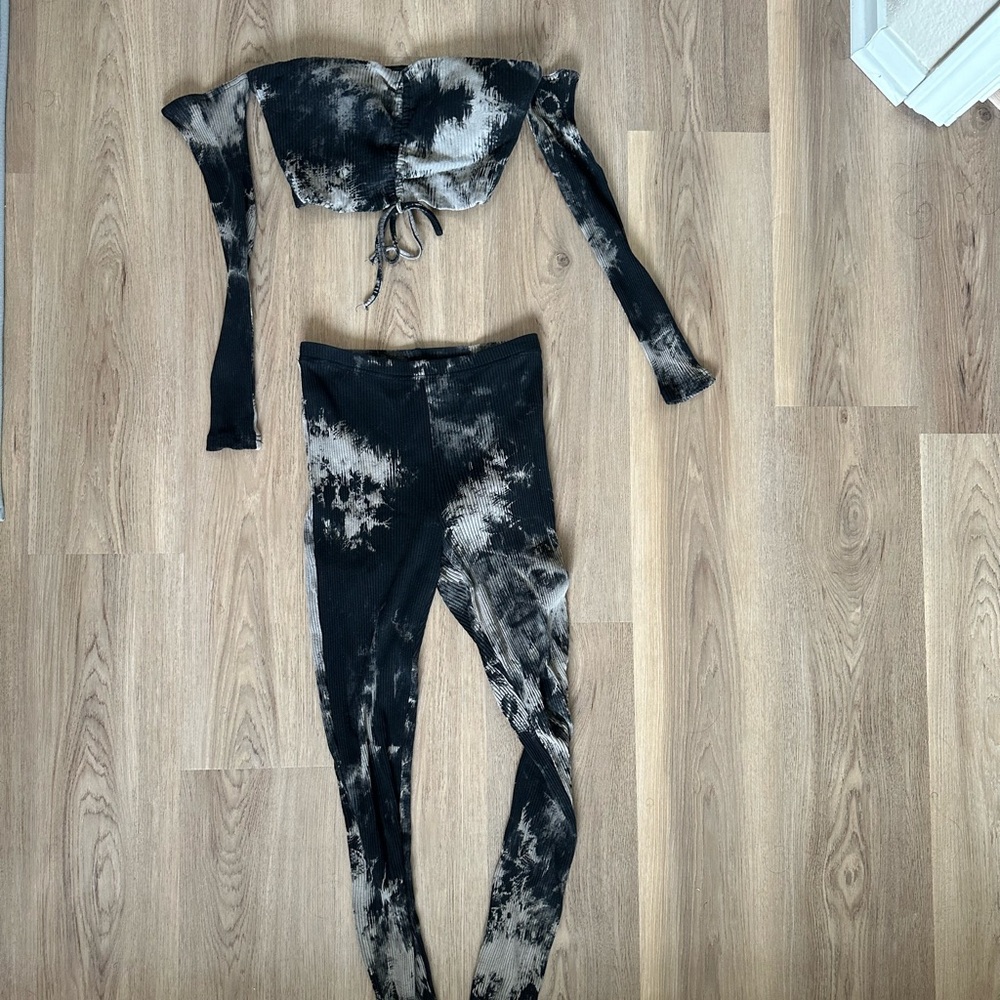 Two peice set. Crop top and leggings